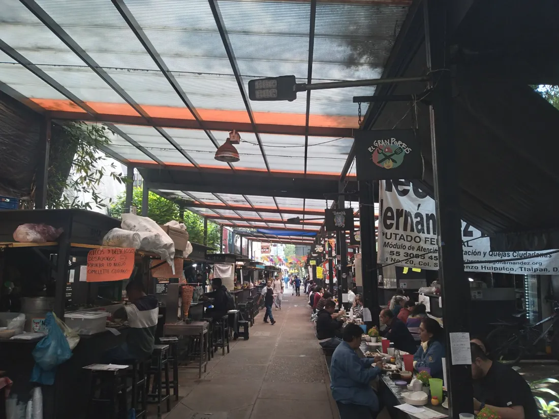 Locales y mesas del corredor de comida